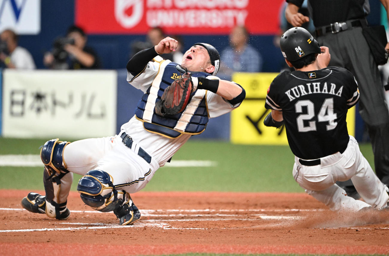 オリックス対ソフトバンク　8回表ソフトバンク1死満塁、近藤の右前打で本塁を狙った栗原（右）と交錯する捕手若月（撮影・和賀正仁）