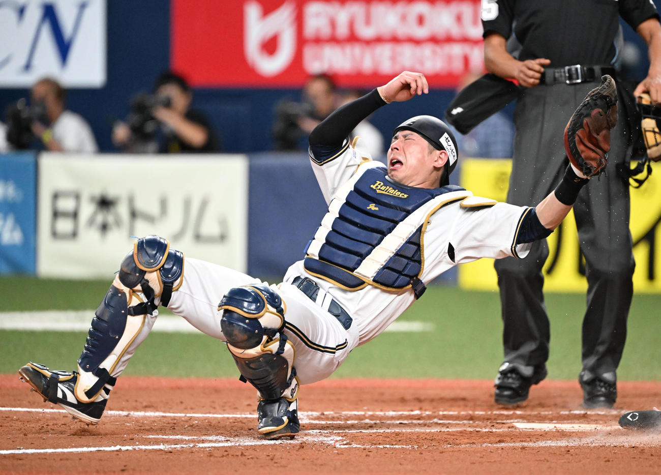 オリックス対ソフトバンク　8回表ソフトバンク1死満塁、近藤の右前打で本塁を狙った栗原（右）と交錯する捕手若月（撮影・和賀正仁）
