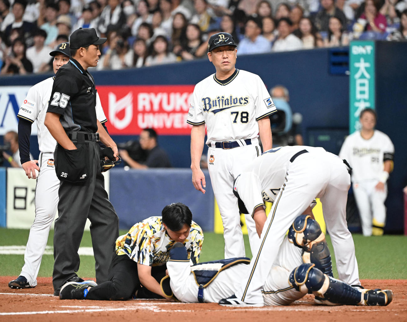 オリックス対ソフトバンク　8回表ソフトバンク1死満塁、近藤の右前打で本塁を狙った栗原と交錯した捕手若月、後方は中嶋監督（撮影・和賀正仁）