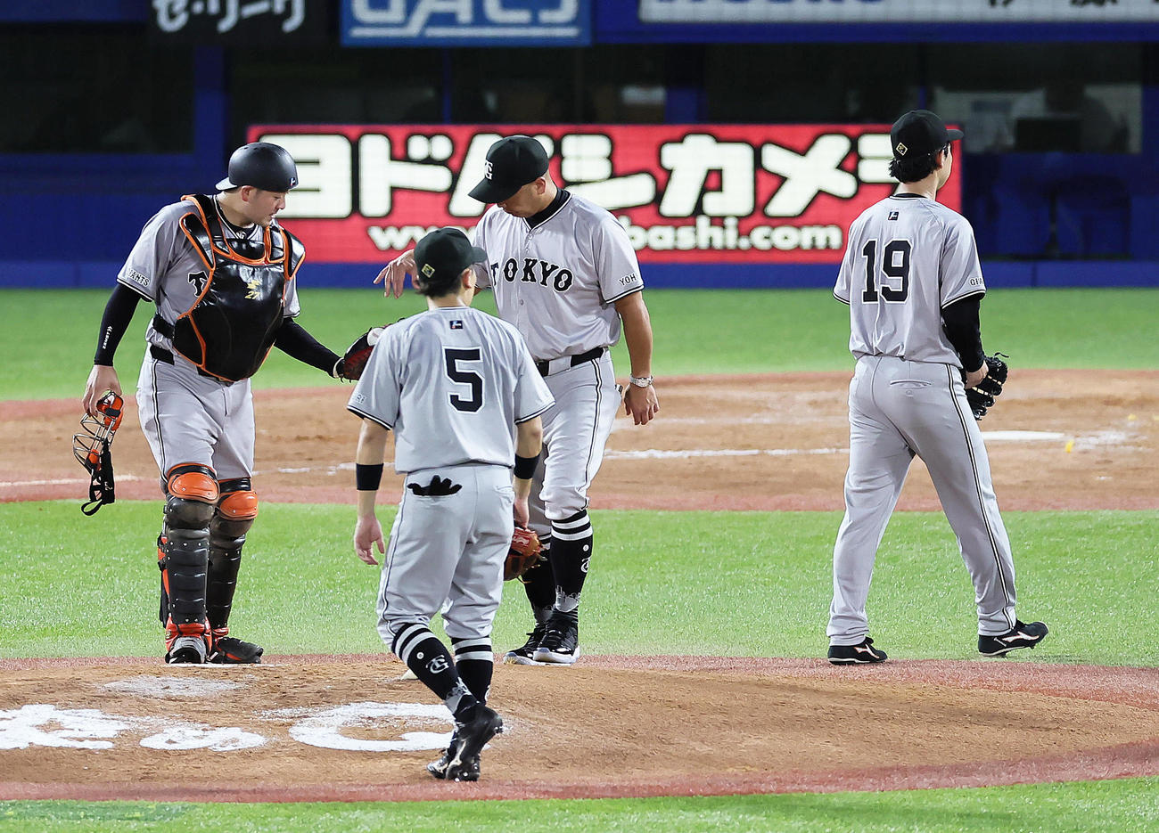 ヤクルト対巨人　3回途中、マウンドの巨人山崎伊（右端）に交代を告げる阿部監督（右から2人目）（撮影・足立雅史）