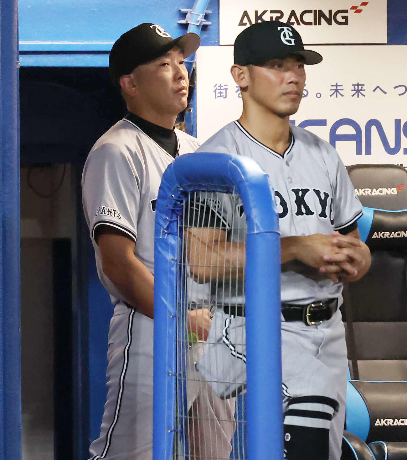 ヤクルト対巨人　3回、戦況見つめる巨人阿部監督（撮影・丹羽敏通）