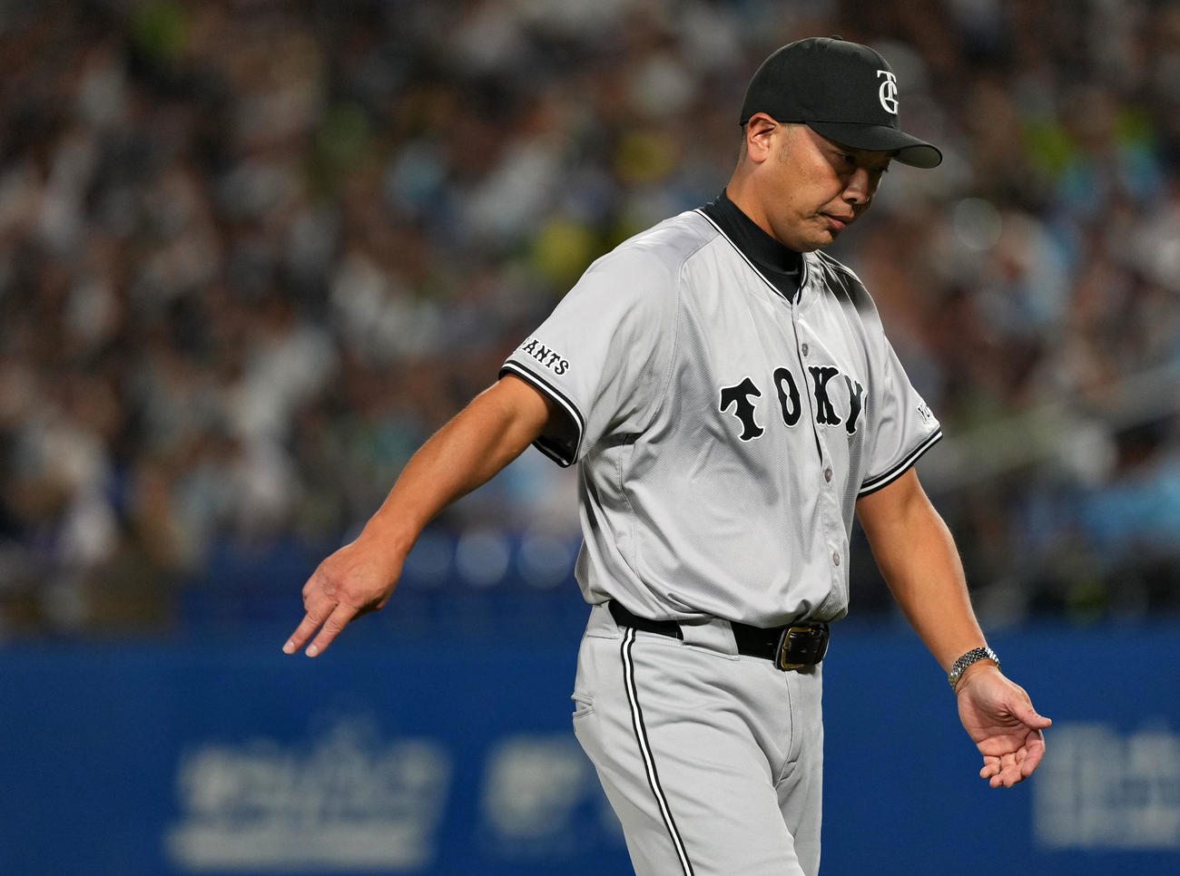 ヤクルト対巨人　3回裏途中、投手交代を告げ引き揚げる巨人阿部監督（撮影・横山健太）
