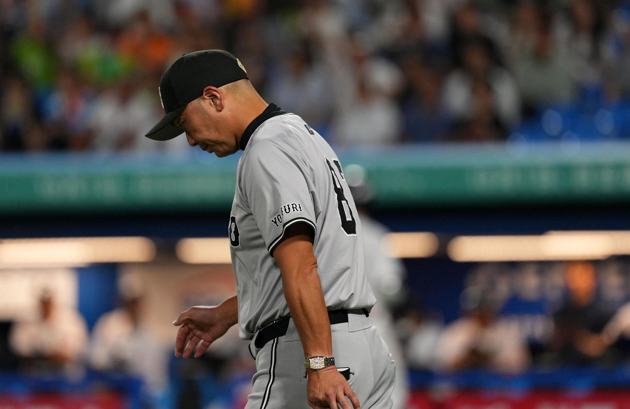 ヤクルト対巨人　3回裏途中、投手交代のためマウンドへ向かう巨人阿部監督（撮影・横山健太）