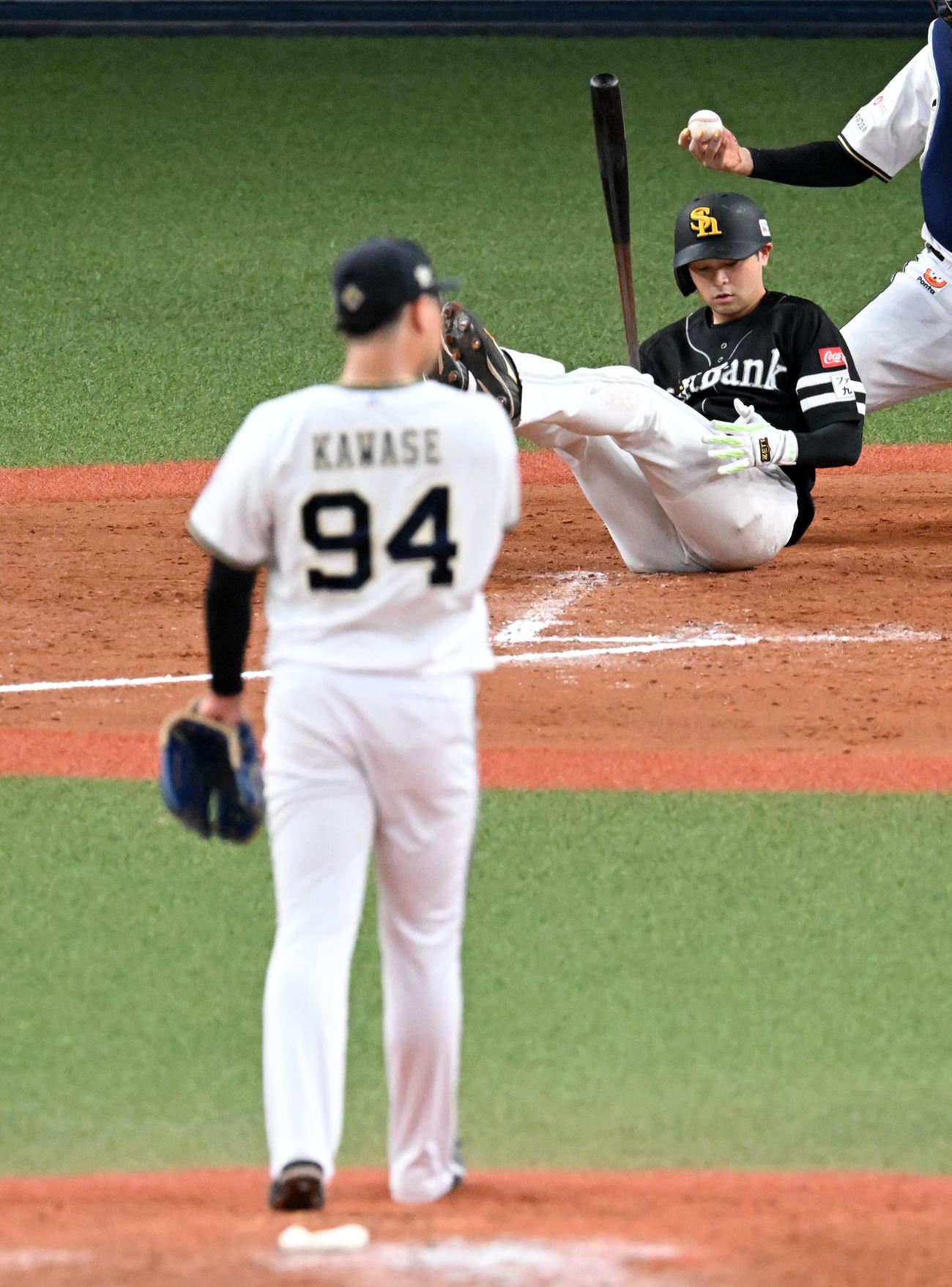 オリックス対ソフトバンク　8回表ソフトバンク2死一、二塁、代打の川瀬はオリックス川瀬の内角球に転ぶ（撮影・前岡正明）