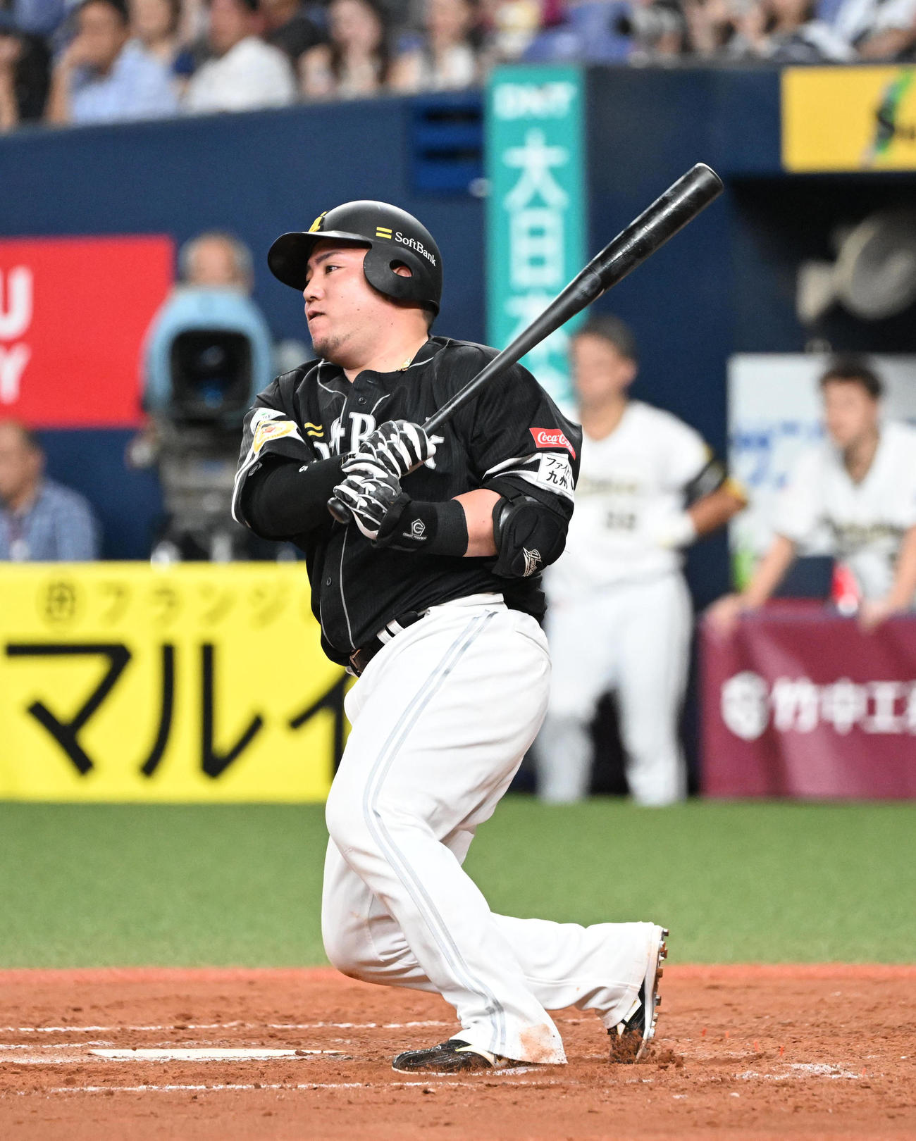 オリックス対ソフトバンク　8回表ソフトバンク1死満塁、左前適時打を放つ山川（撮影・和賀正仁）