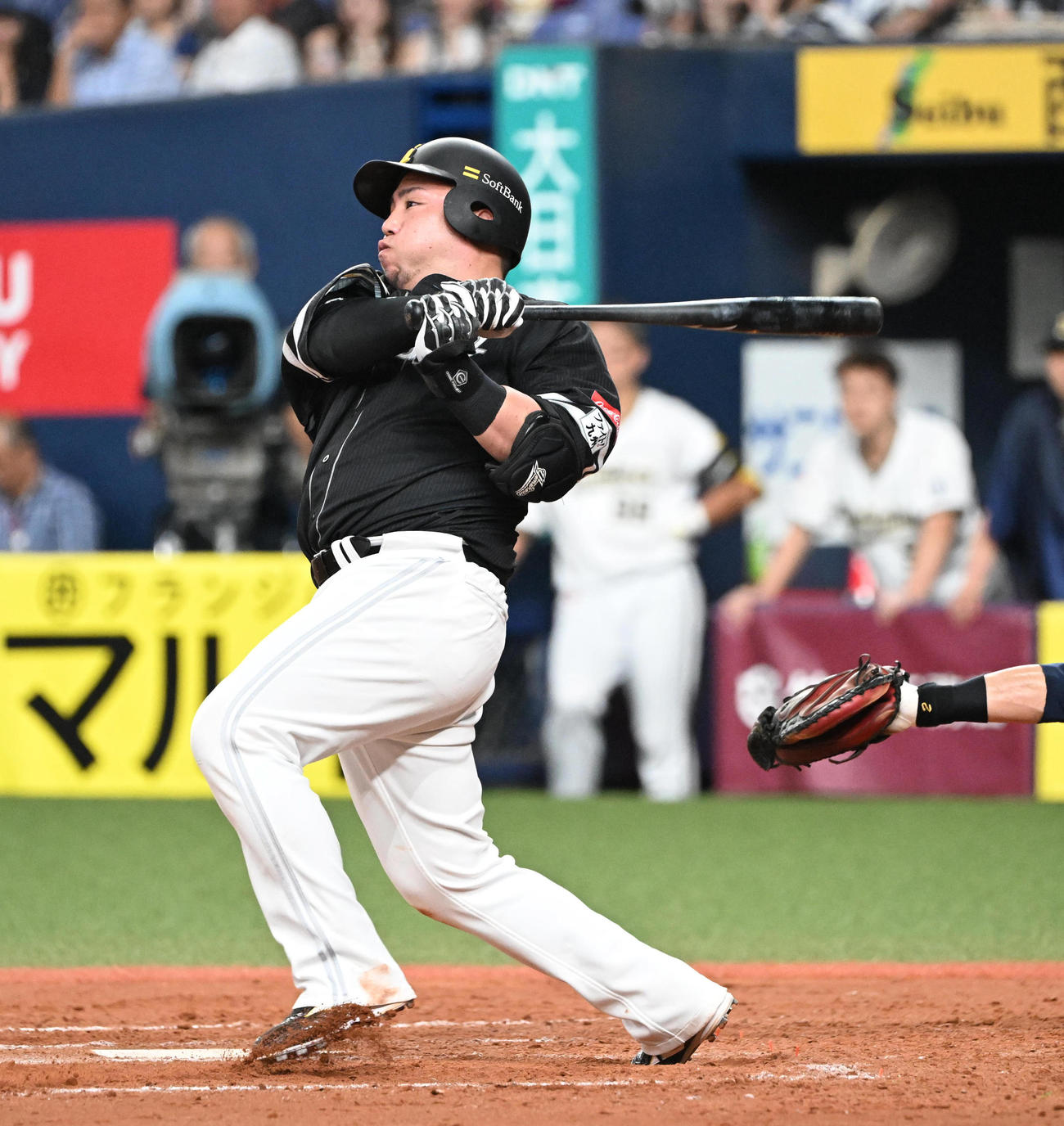 オリックス対ソフトバンク　8回表ソフトバンク1死満塁、左前適時打を放つ山川（撮影・和賀正仁）