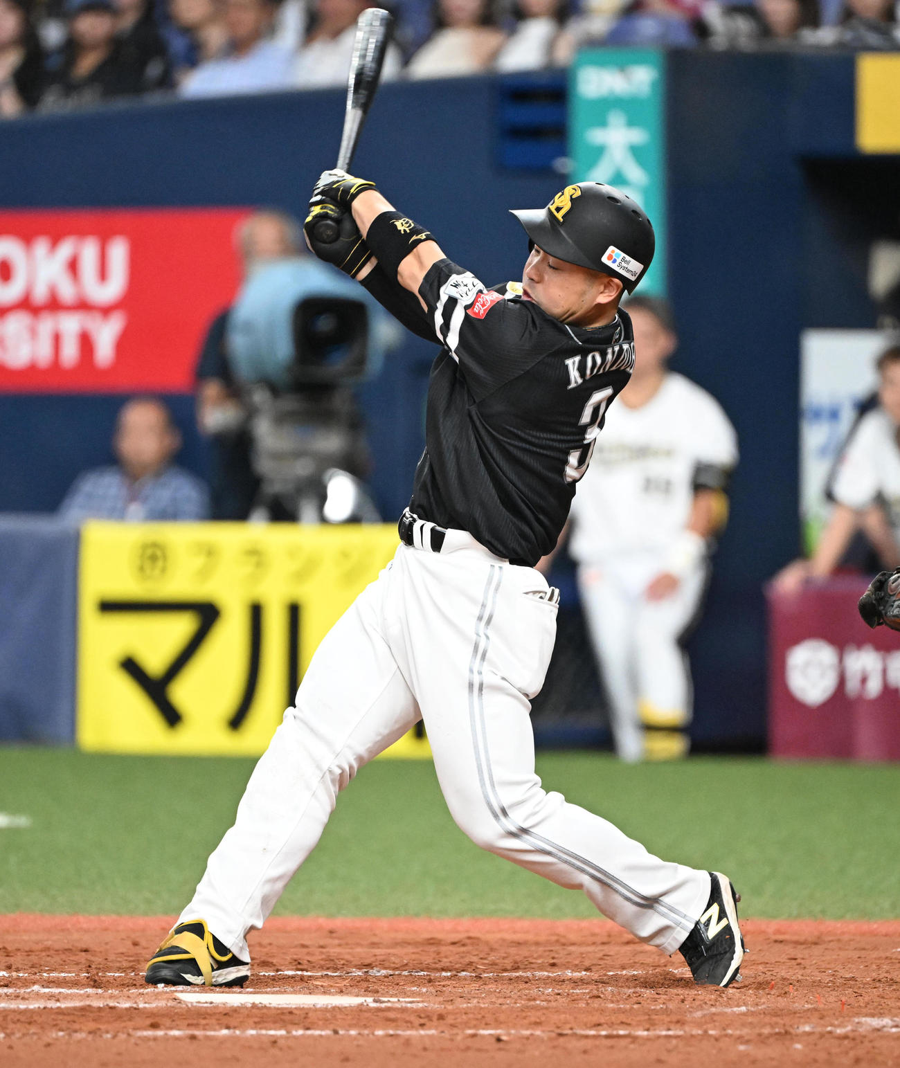 オリックス対ソフトバンク　8回表ソフトバンク1死満塁、右前適時打を放つ近藤（撮影・和賀正仁）