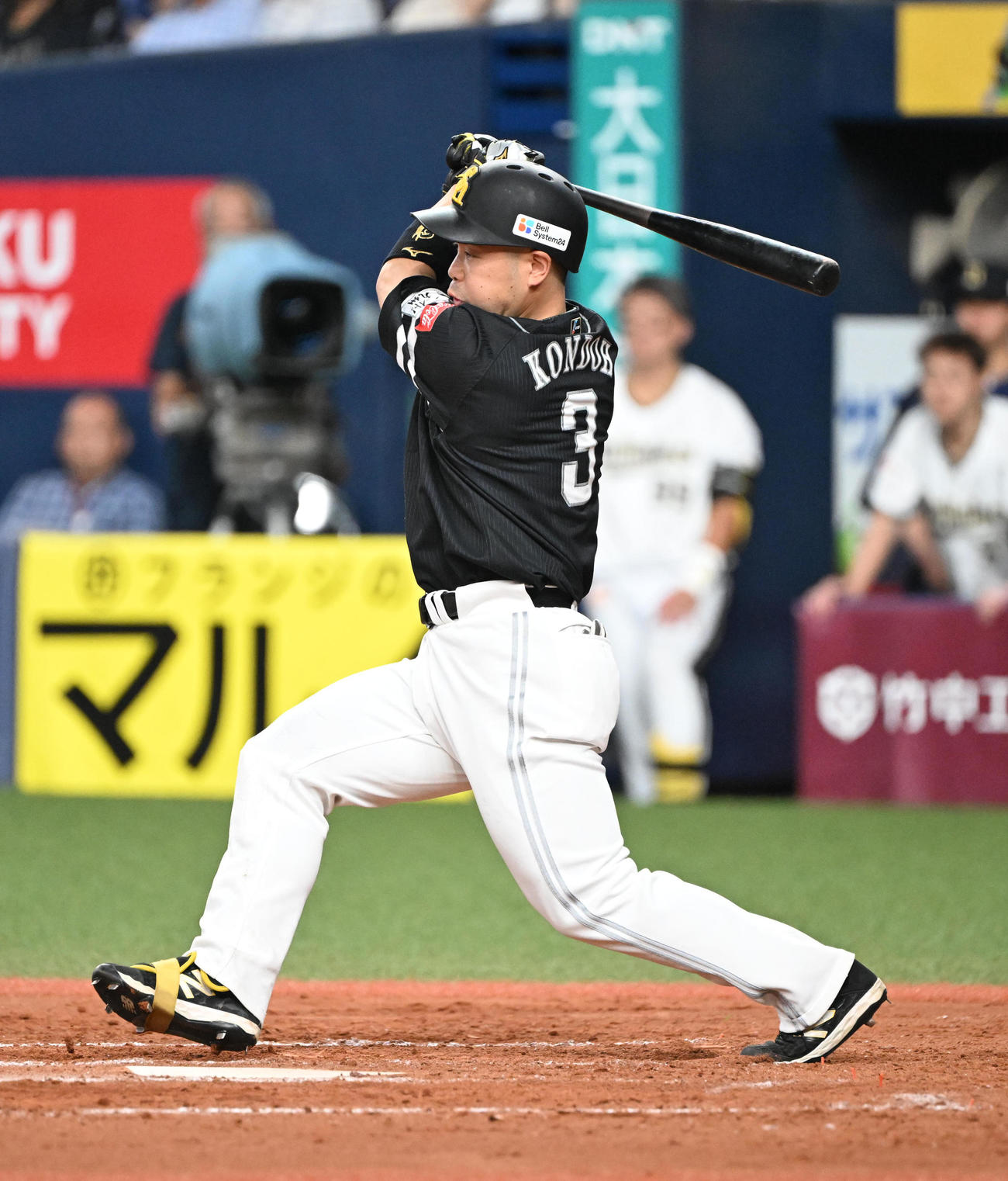 オリックス対ソフトバンク　8回表ソフトバンク1死満塁、右前適時打を放つ近藤（撮影・和賀正仁）