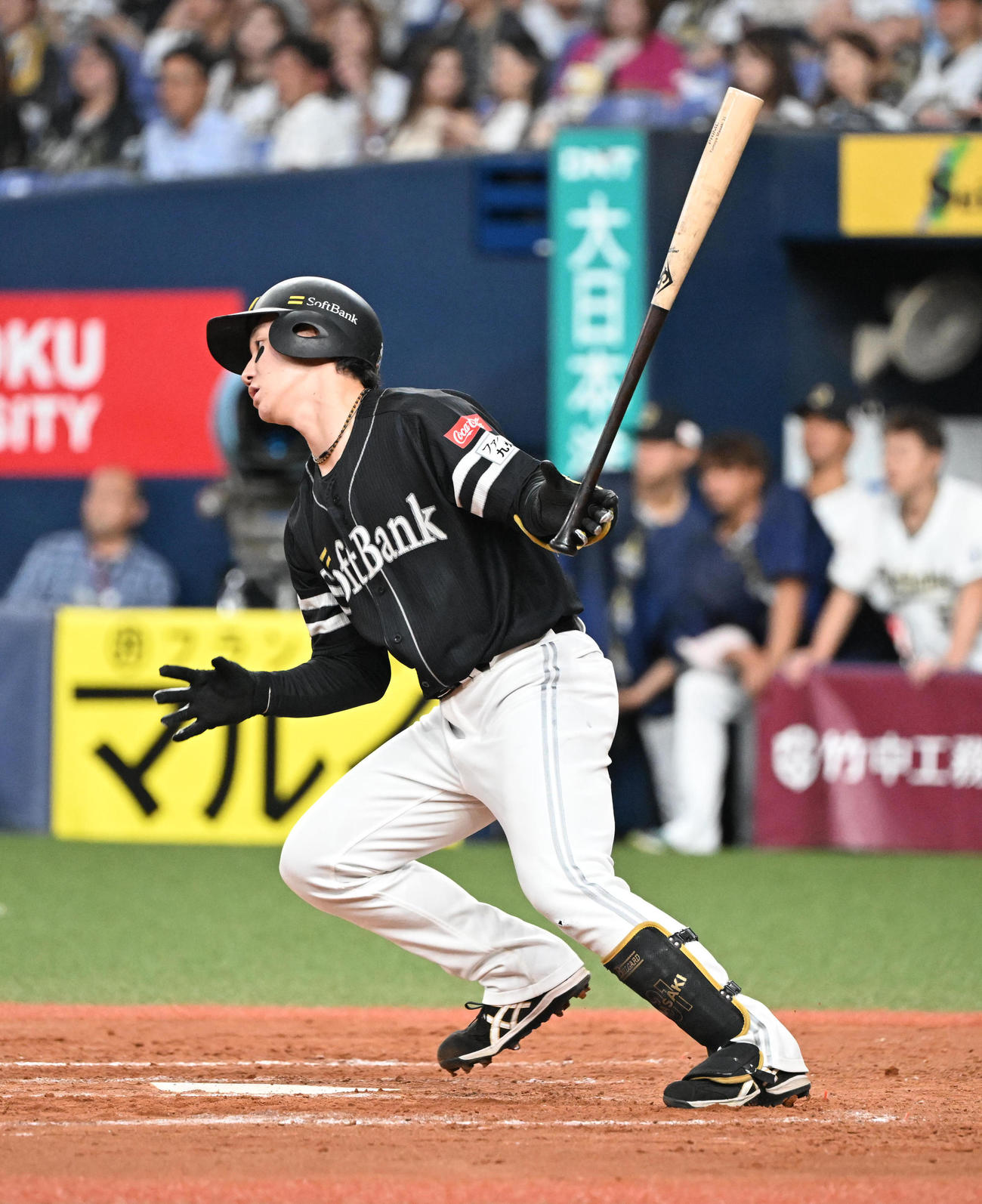 オリックス対ソフトバンク　8回表ソフトバンク1死二、三塁、中前適時打を放つ正木（撮影・和賀正仁）