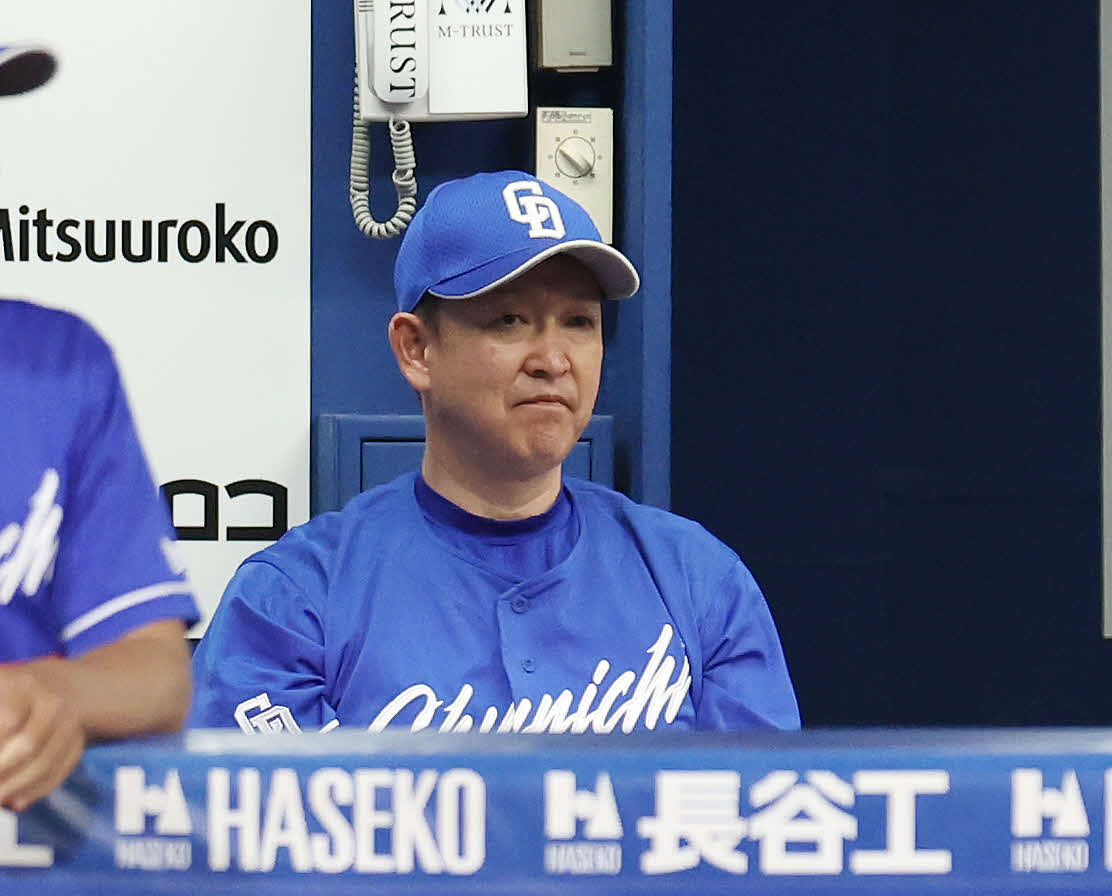 DeNA対中日　浮かない表情で戦況を見つめる中日立浪監督（撮影・宮地輝）