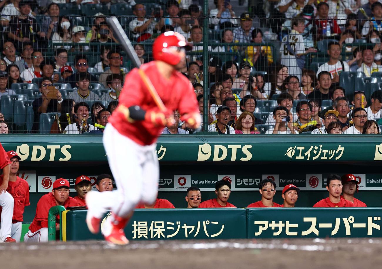 阪神対広島　9回、新井監督（左から2人目）は厳しい表情で試合を見守る（撮影・上田博志）