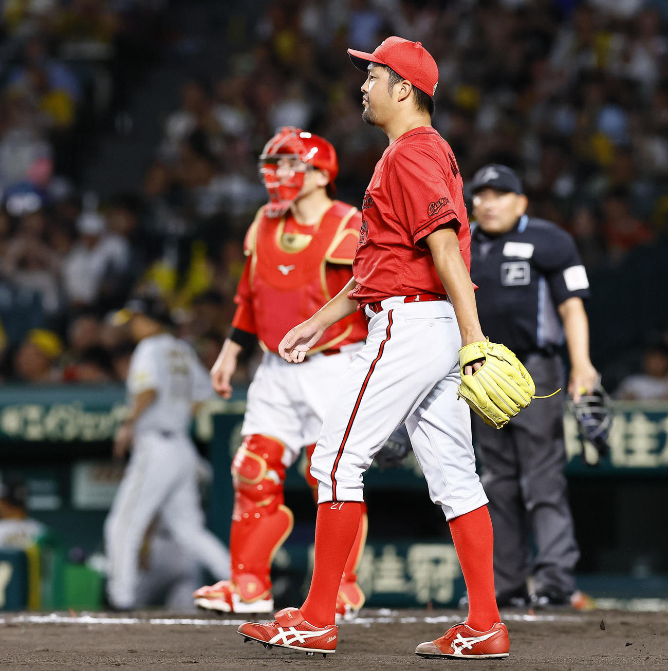 阪神対広島　6回裏阪神1死一、二塁、前川に適時二塁打を許した中崎（右）（撮影・藤尾明華）