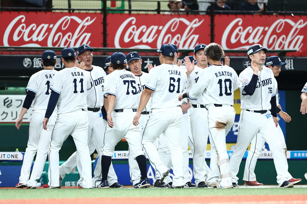西武対ロッテ　ロッテに勝利し、ナインを迎える渡辺監督代行（左から3人目）（撮影・河田真司）