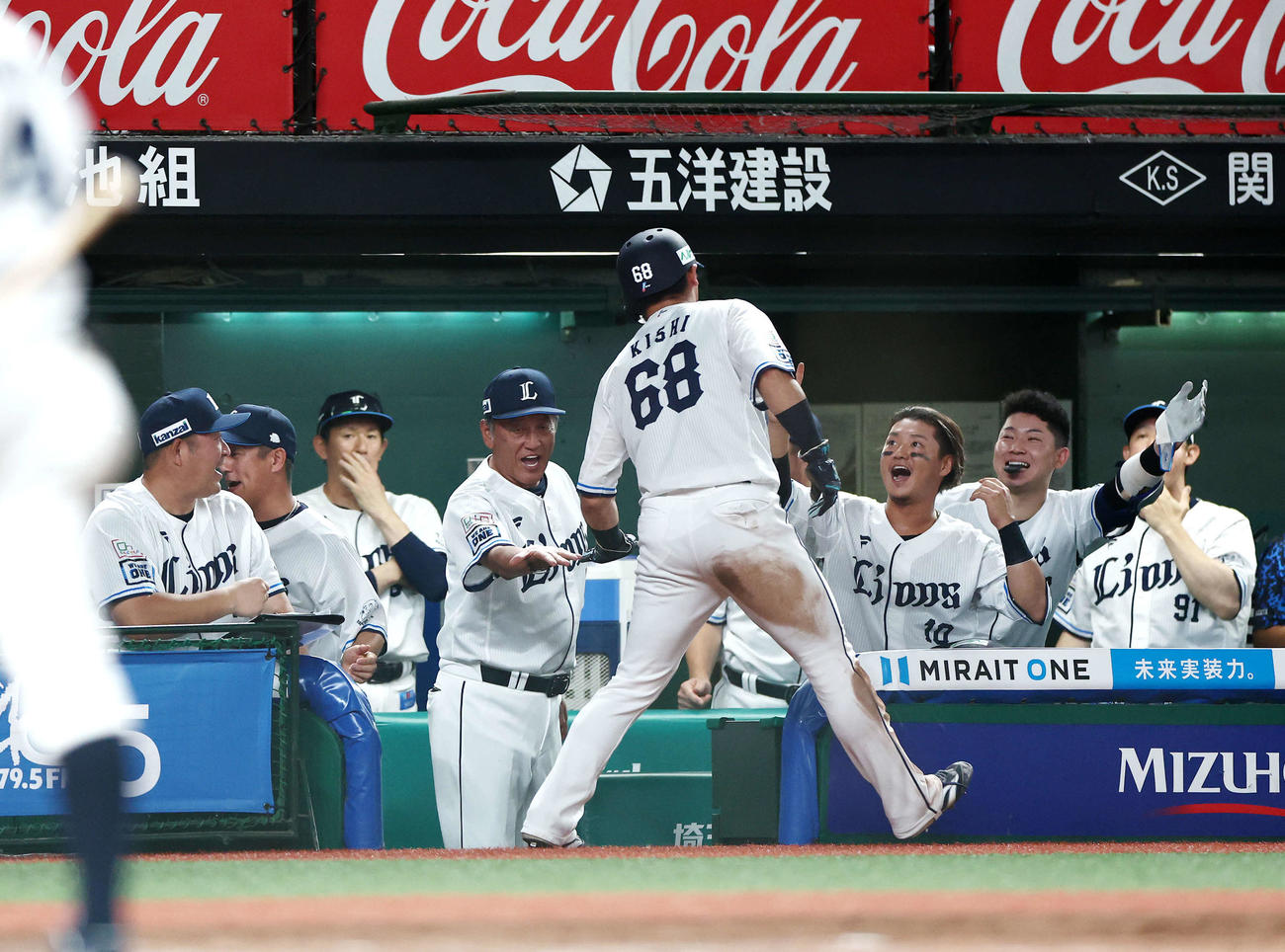西武対ロッテ　6回裏西武2死二塁、西川の同点適時二塁内野安打で生還する岸（中央）を迎える渡辺監督代行とチームメート（撮影・河田真司）