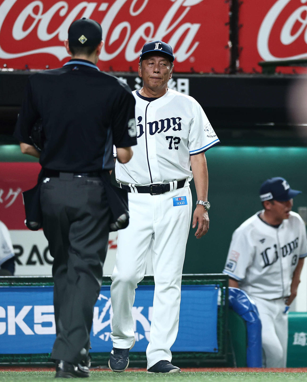 西武対ロッテ　6回裏を終え、選手交代を告げる渡辺監督代行（撮影・河田真司）