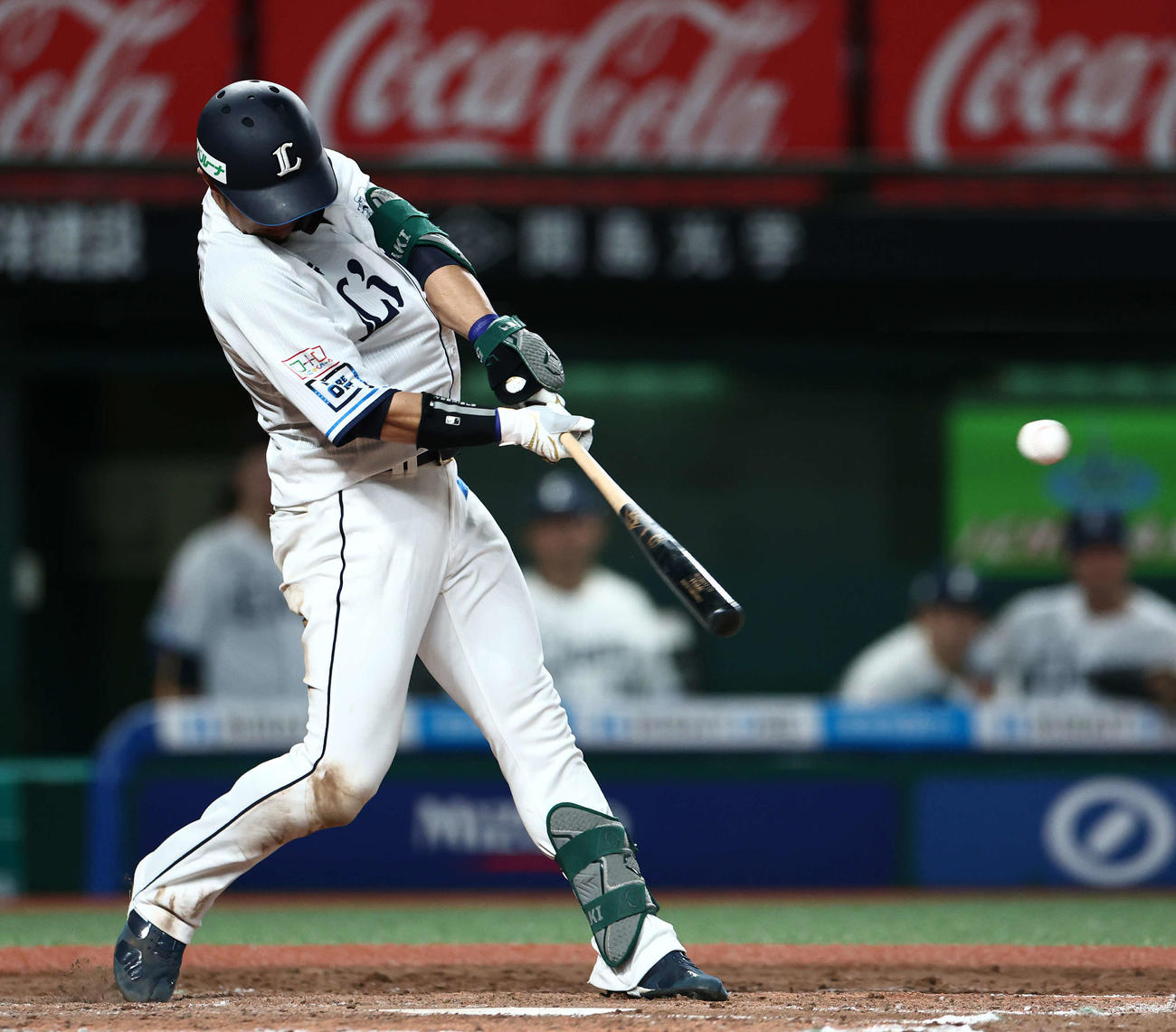 西武対ロッテ　7回裏西武2死満塁、中前適時打を放つ外崎（撮影・河田真司）