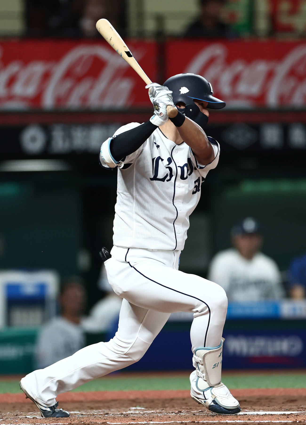 西武対ロッテ　6回裏西武2死二塁、同点適時二塁内野安打を放つ西川（撮影・河田真司）