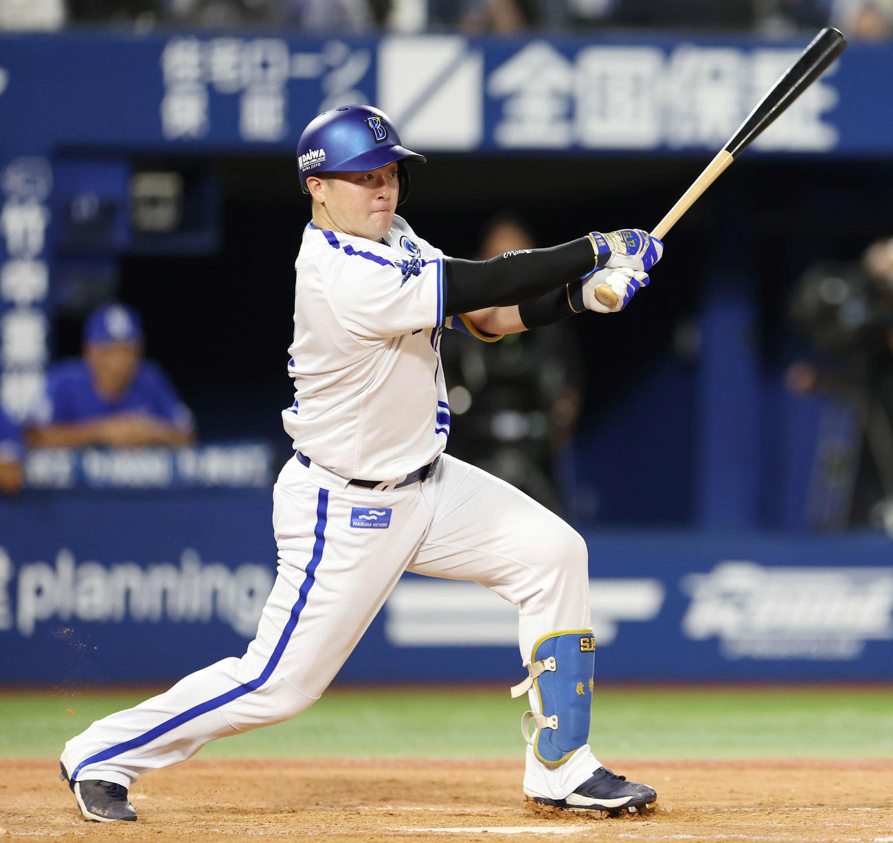 DeNA対中日　4回裏DeNA2死一、二塁、右前適時打を放つ牧（撮影・宮地輝）
