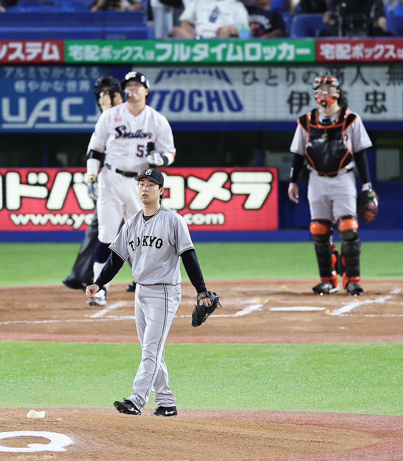 ヤクルト対巨人　1回裏ヤクルト1死一、二塁、村上に先制3点本塁打を浴びた山崎伊。捕手岸田（撮影・足立雅史）