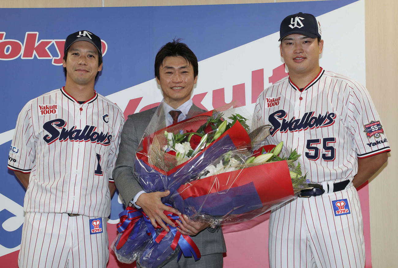 写真に納まる、左から山田、青木、村上（撮影・丹羽敏通）