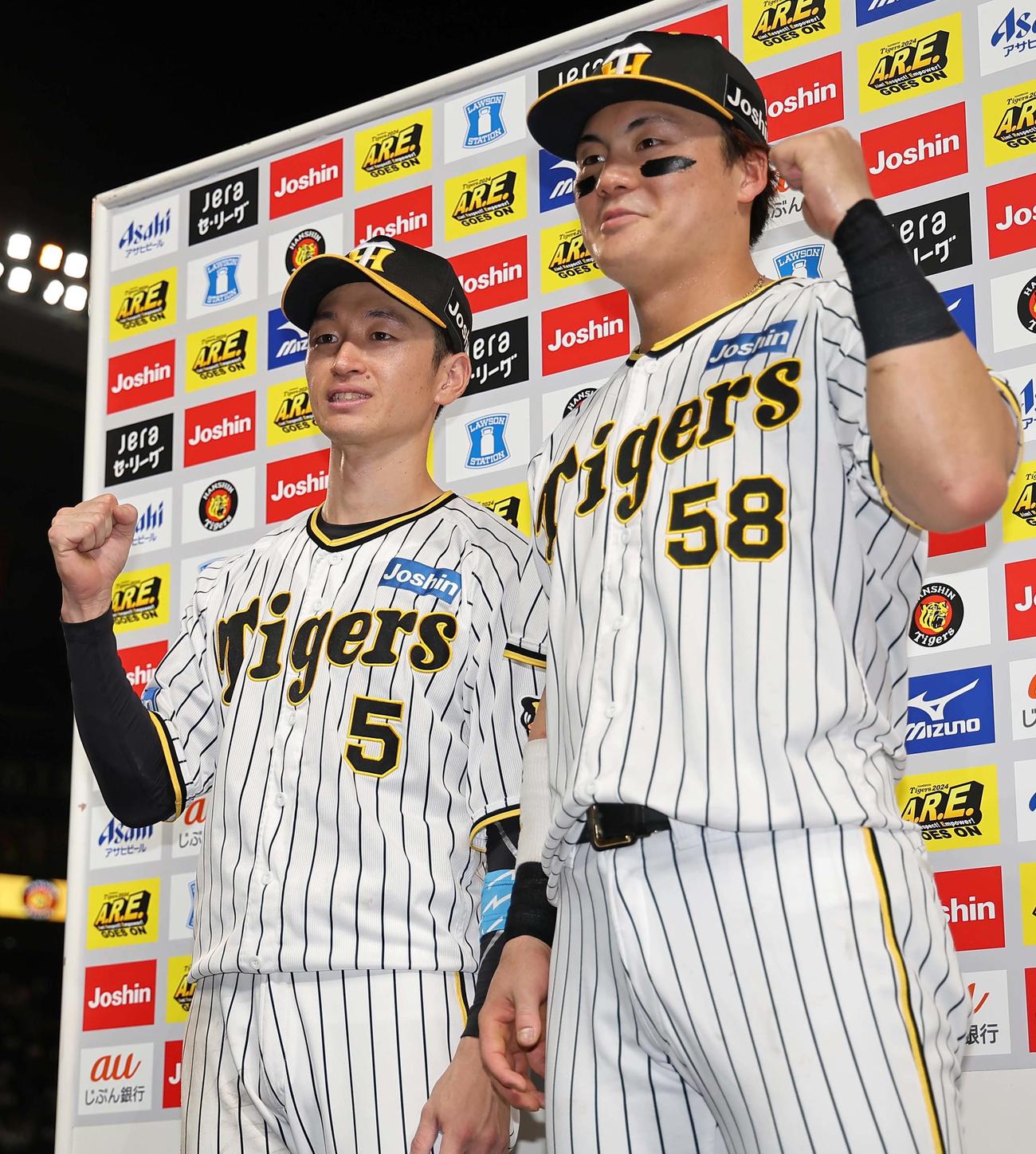 阪神対広島　お立ち台でガッツポーズをする近本（左）と前川（撮影・上田博志）