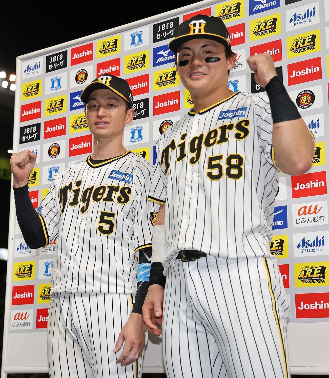 阪神対広島　お立ち台でガッツポーズをする近本（左）と前川（撮影・上田博志）
