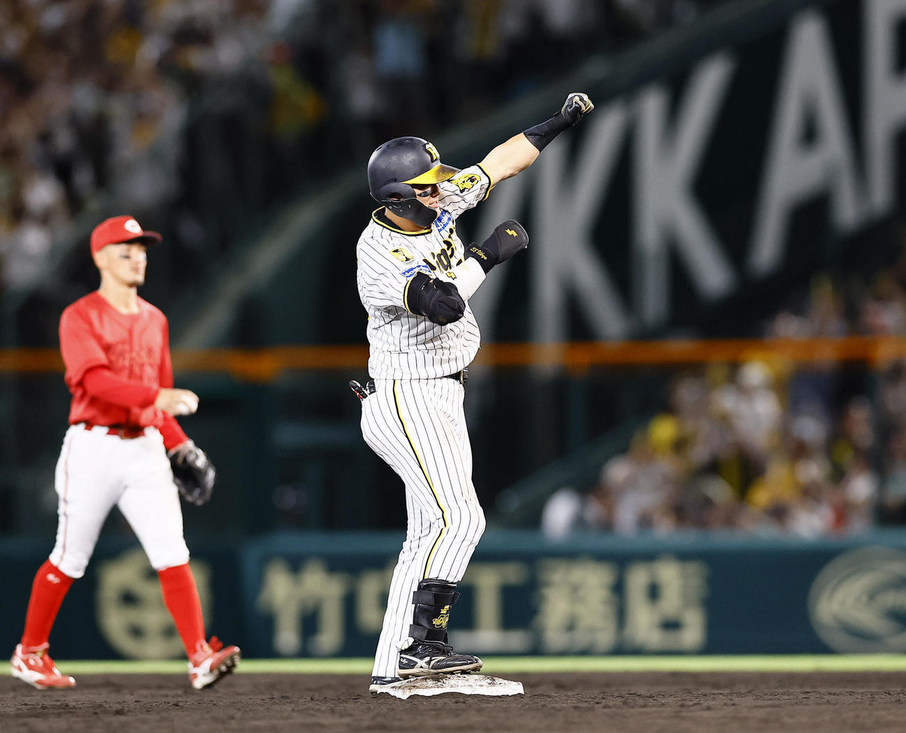 阪神対広島　6回裏阪神1死一、二塁、前川は右越えに適時二塁打を放ちガッツポーズをする（撮影・藤尾明華）