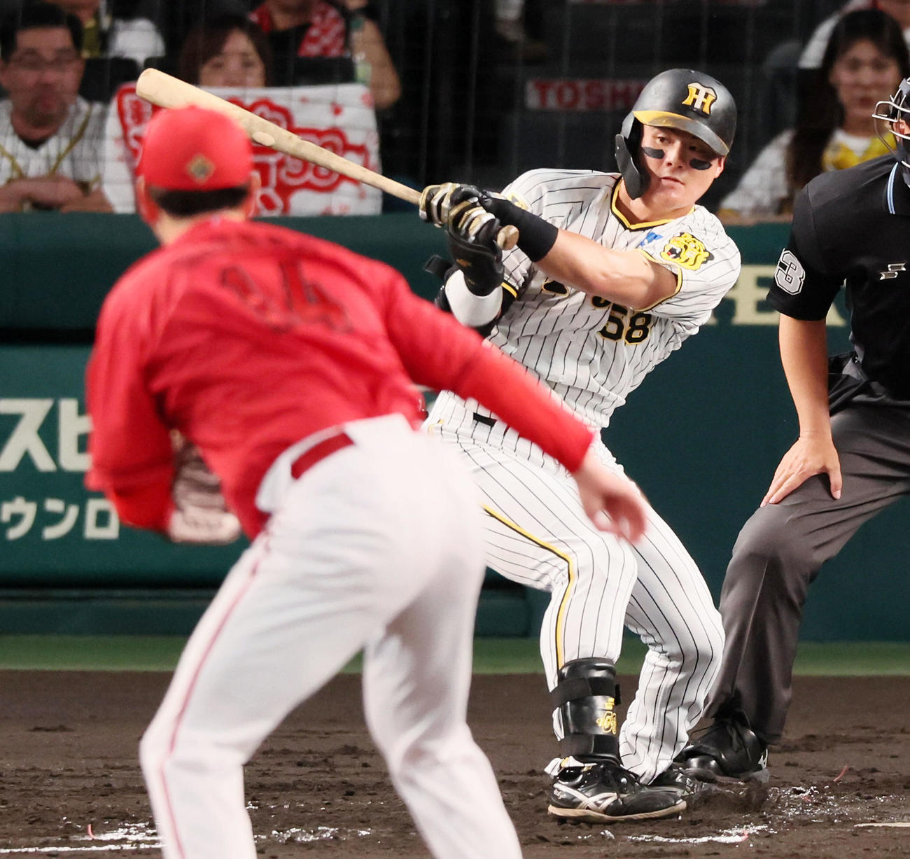 阪神対広島　2回裏阪神1死、前川は右前打を放つ。投手大瀬良（撮影・加藤哉）
