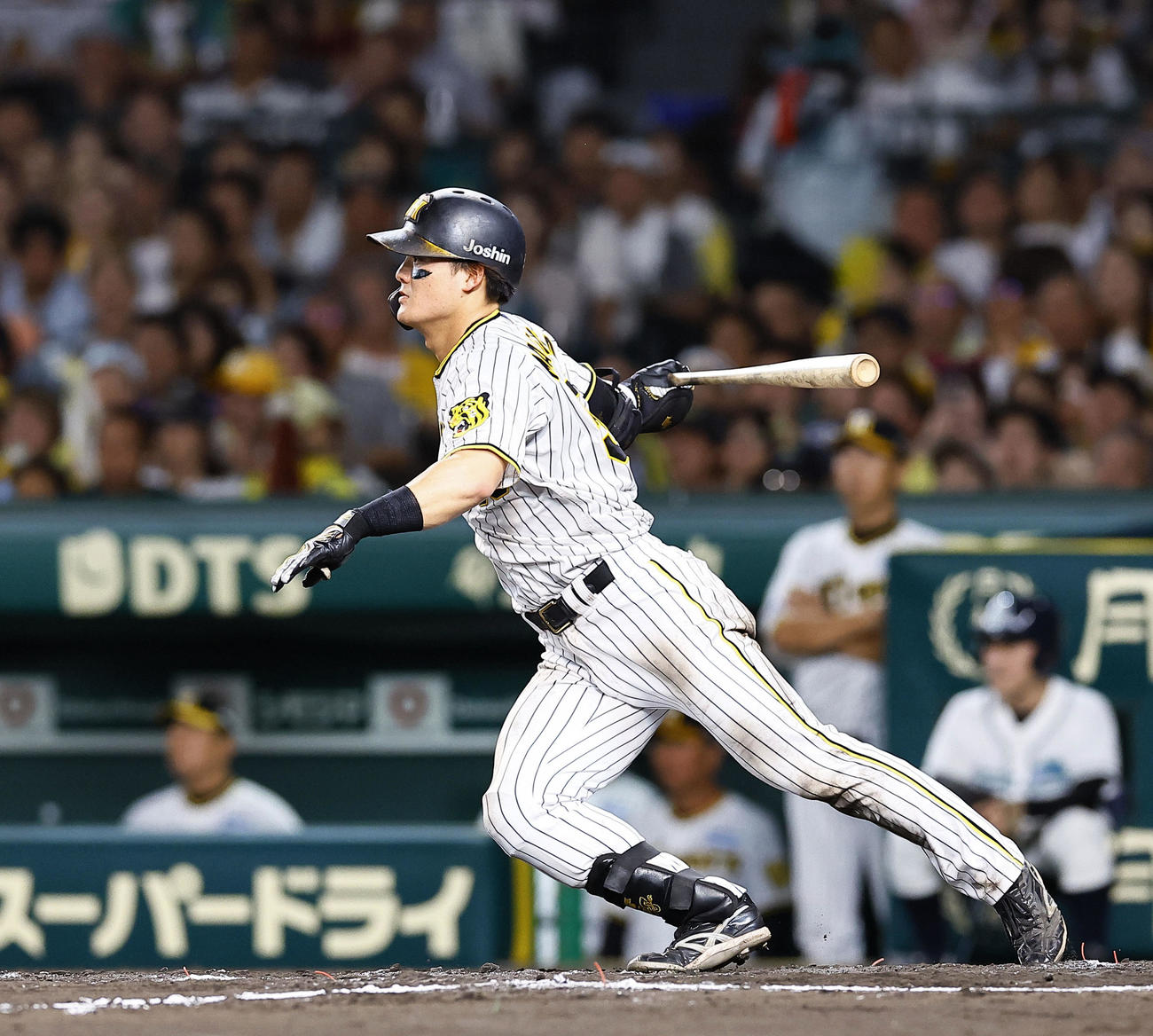 阪神対広島　6回裏阪神1死一、二塁、前川は右中間へ適時二塁打を放つ（撮影・藤尾明華）