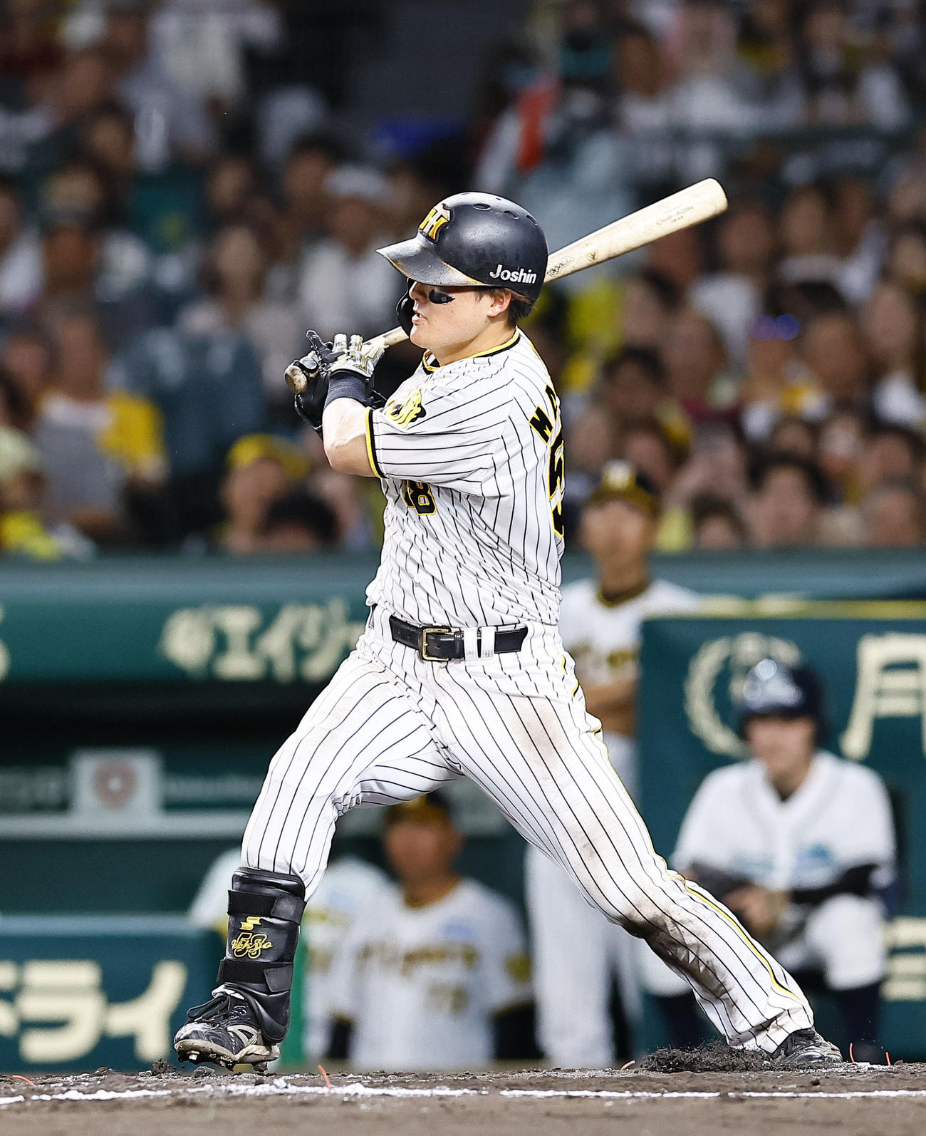 阪神対広島　6回裏阪神1死一、二塁、前川は右越えに適時二塁打を放つ（撮影・藤尾明華）