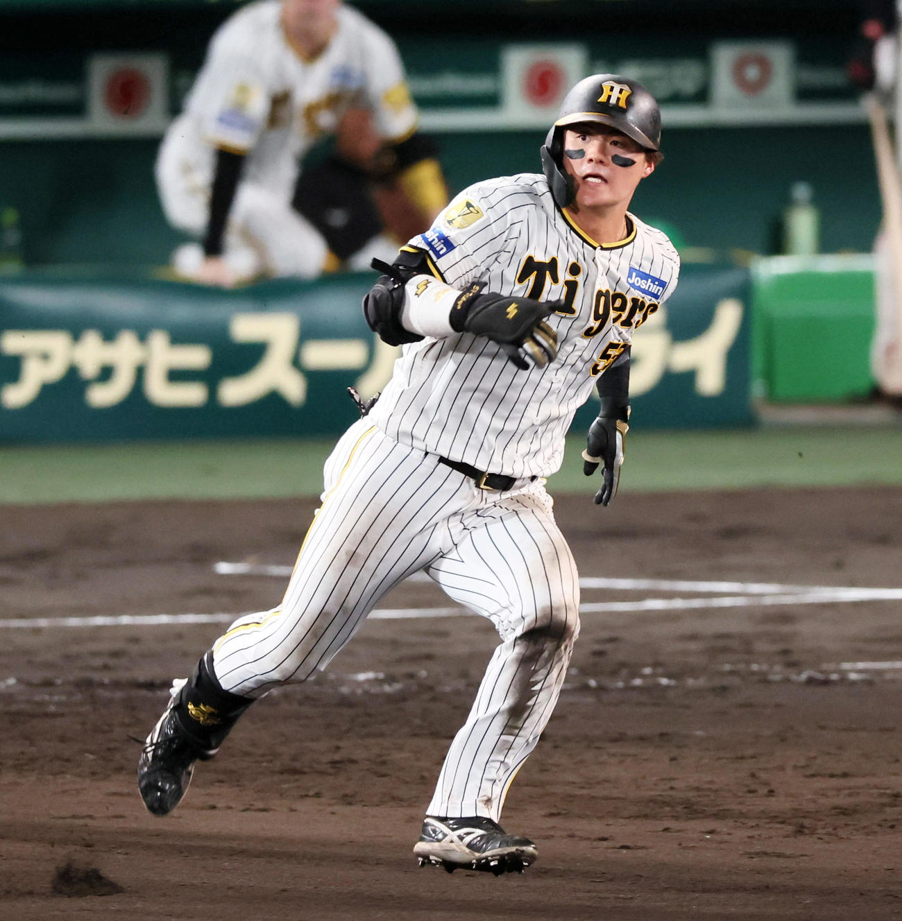 阪神対広島　6回裏阪神1死一、二塁、前川は右適時二塁打を放つ（撮影・加藤哉）