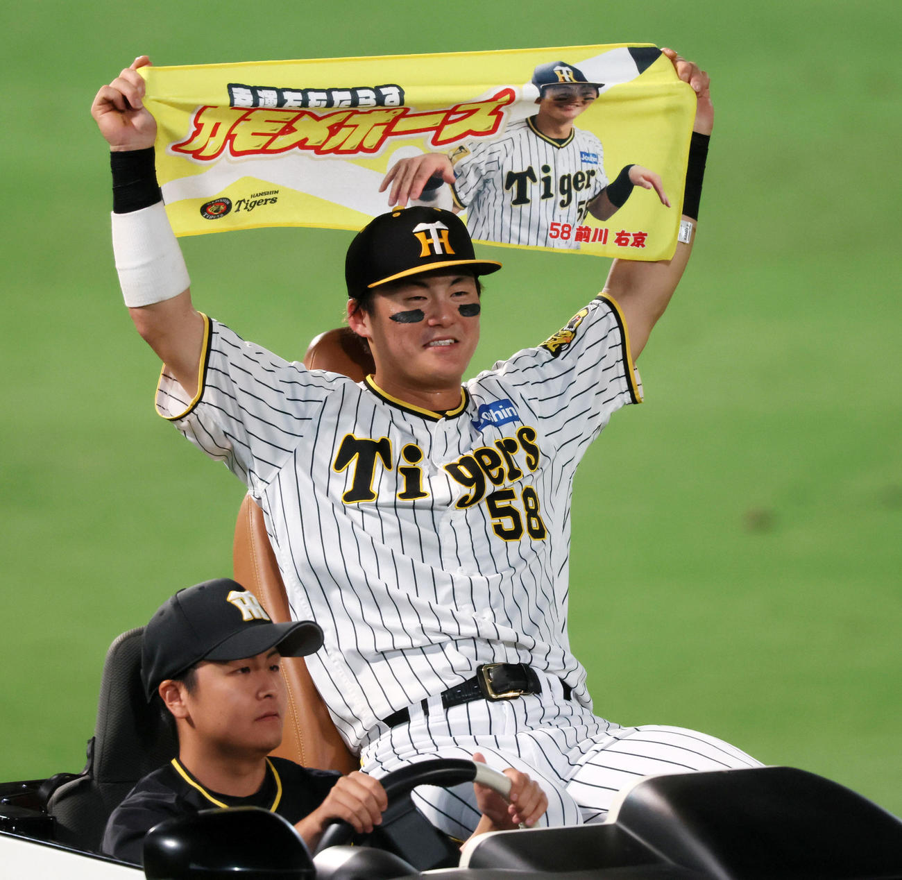 阪神対広島　ヒーローインタビューを終え自身の「カモメポーズタオル」を広げてリリーフカーで場内1周する前川（撮影・加藤哉）