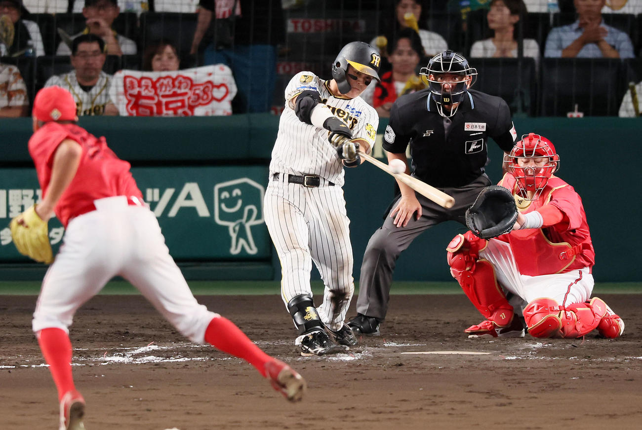 阪神対広島　6回裏阪神1死一、二塁、前川は右適時二塁打を放つ。投手中崎（撮影・加藤哉）