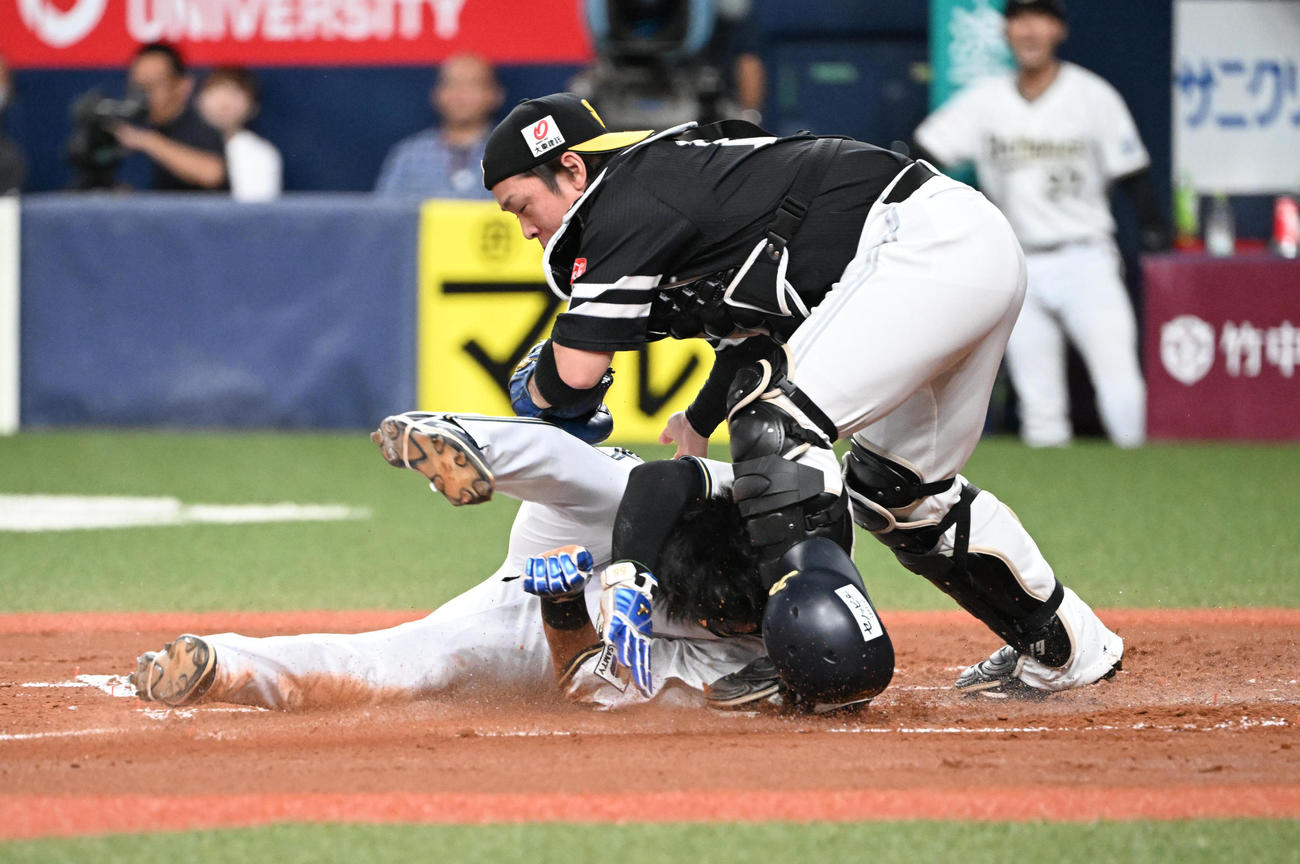 オリックス対ソフトバンク　1回裏オリックス無死一、三塁、太田の投ゴロで本塁を突いた広岡はタッチアウトとなる、捕手甲斐（撮影・和賀正仁）