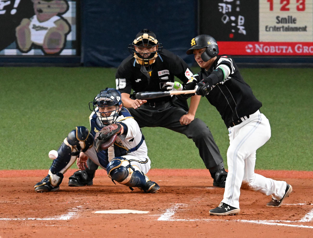 オリックス対ソフトバンク　8回表ソフトバンク1死二塁、今宮は投手強襲安打を放つ（撮影・前岡正明）