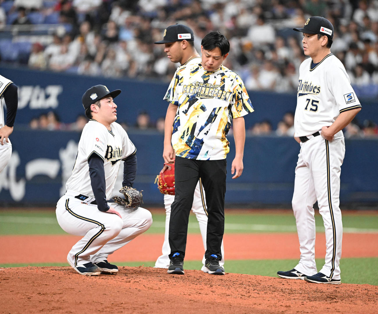 オリックス対ソフトバンク　8回表ソフトバンク1死二塁、今宮に投手強襲打を浴びた吉田（撮影・和賀正仁）