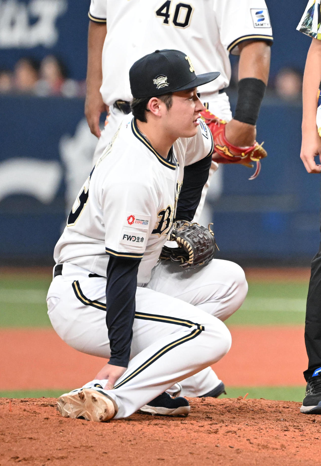 オリックス対ソフトバンク　8回表ソフトバンク1死二塁、今宮に投手強襲打を浴びた吉田（撮影・和賀正仁）