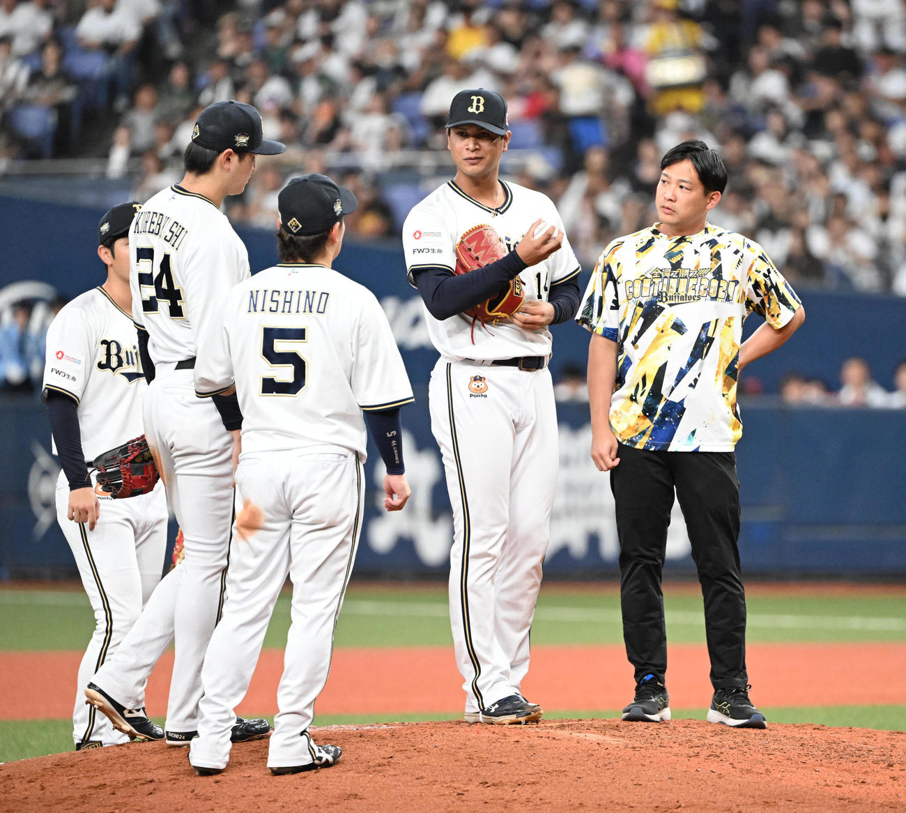 オリックス対ソフトバンク　8回表ソフトバンク1死一、三塁、栗原に1球を投げたところで内野陣が宇田川のマウンドに集まる（撮影・和賀正仁）