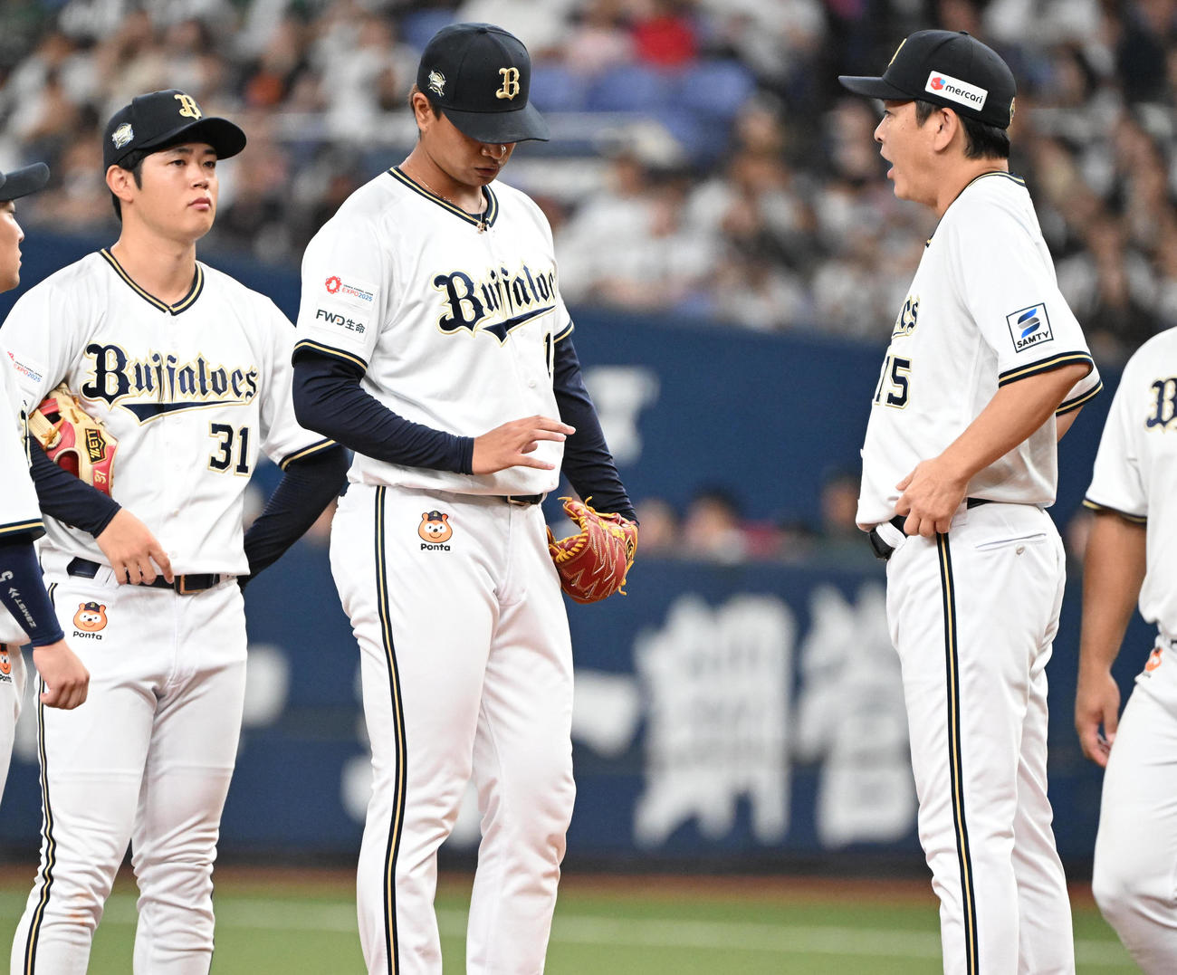 オリックス対ソフトバンク　8回表ソフトバンク1死一、三塁、栗原に四球を出し、じっと手を見つめながら厚沢コーチ（右）と話す宇田川（撮影・和賀正仁）