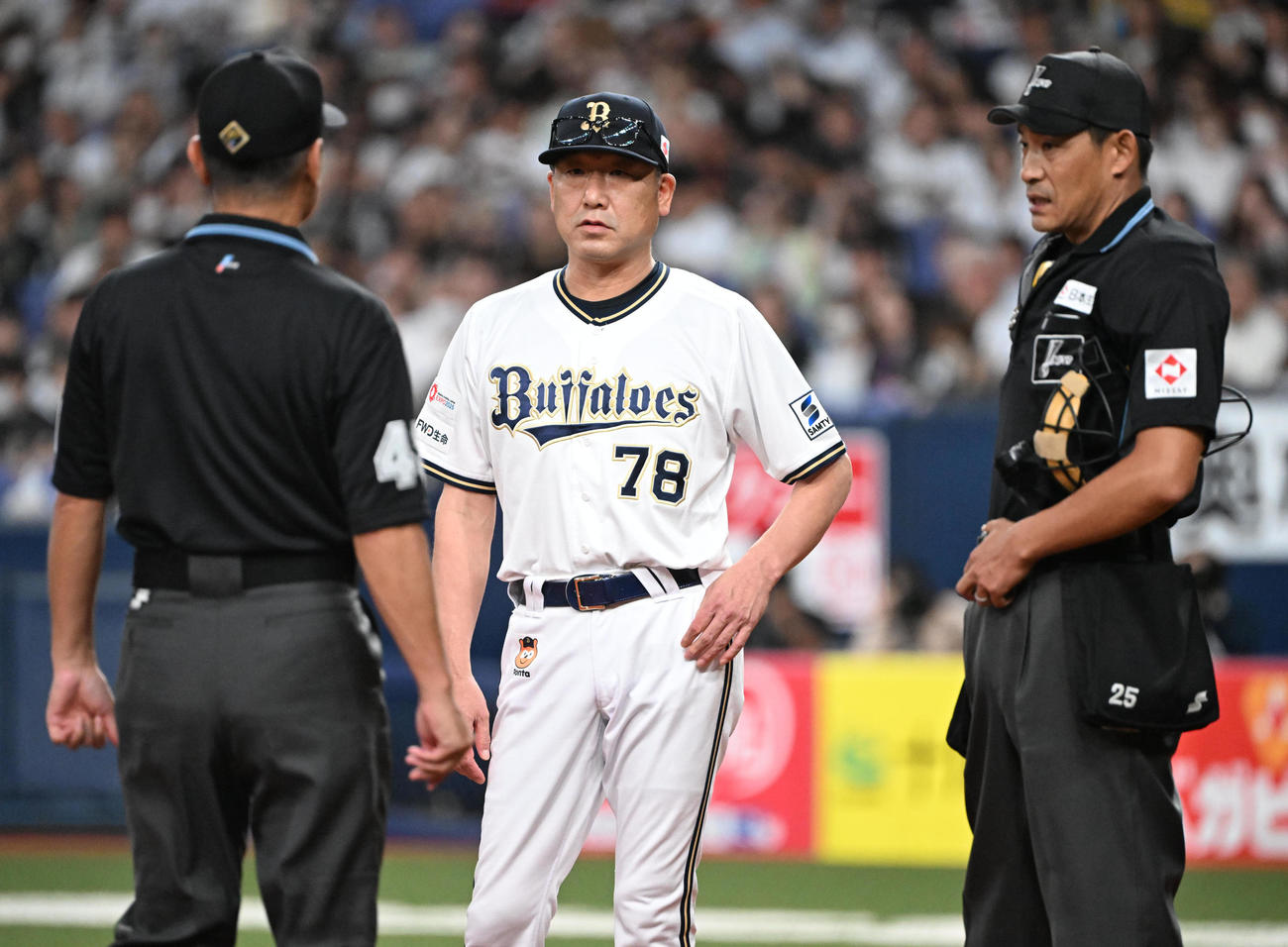 オリックス対ソフトバンク　8回表ソフトバンク1死満塁、近藤の右前打で本塁を狙った栗原と捕手若月が交錯したプレーについて審判員と話す中嶋監督（撮影・和賀正仁）