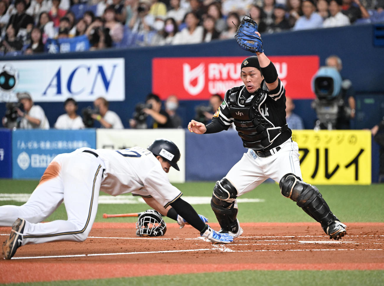 オリックス対ソフトバンク　1回裏オリックス無死一、三塁、太田の投ゴロで本塁を突いた広岡はタッチアウトとなる、捕手甲斐（撮影・和賀正仁）