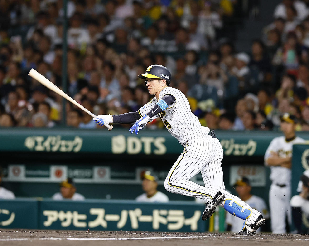 阪神対広島　4回裏阪神2死二、三塁、近本は中前に2点適時打を放つ（撮影・藤尾明華）