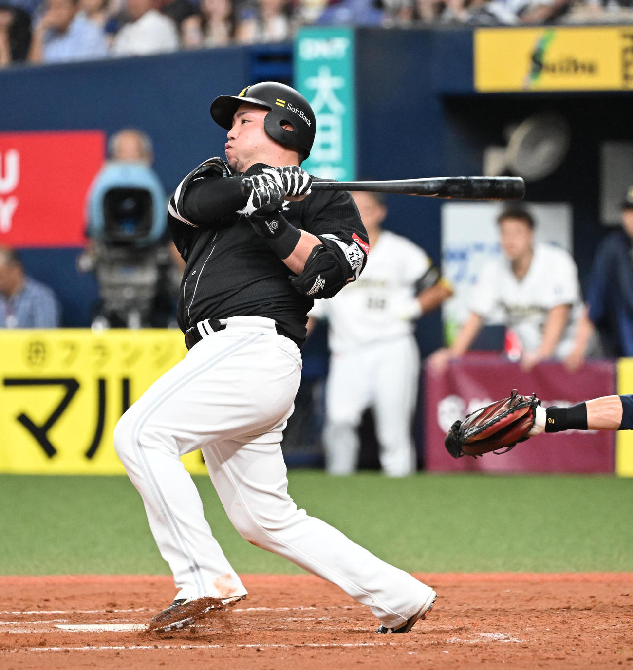オリックス対ソフトバンク　8回表ソフトバンク1死満塁、左前適時打を放つ山川（撮影・和賀正仁）