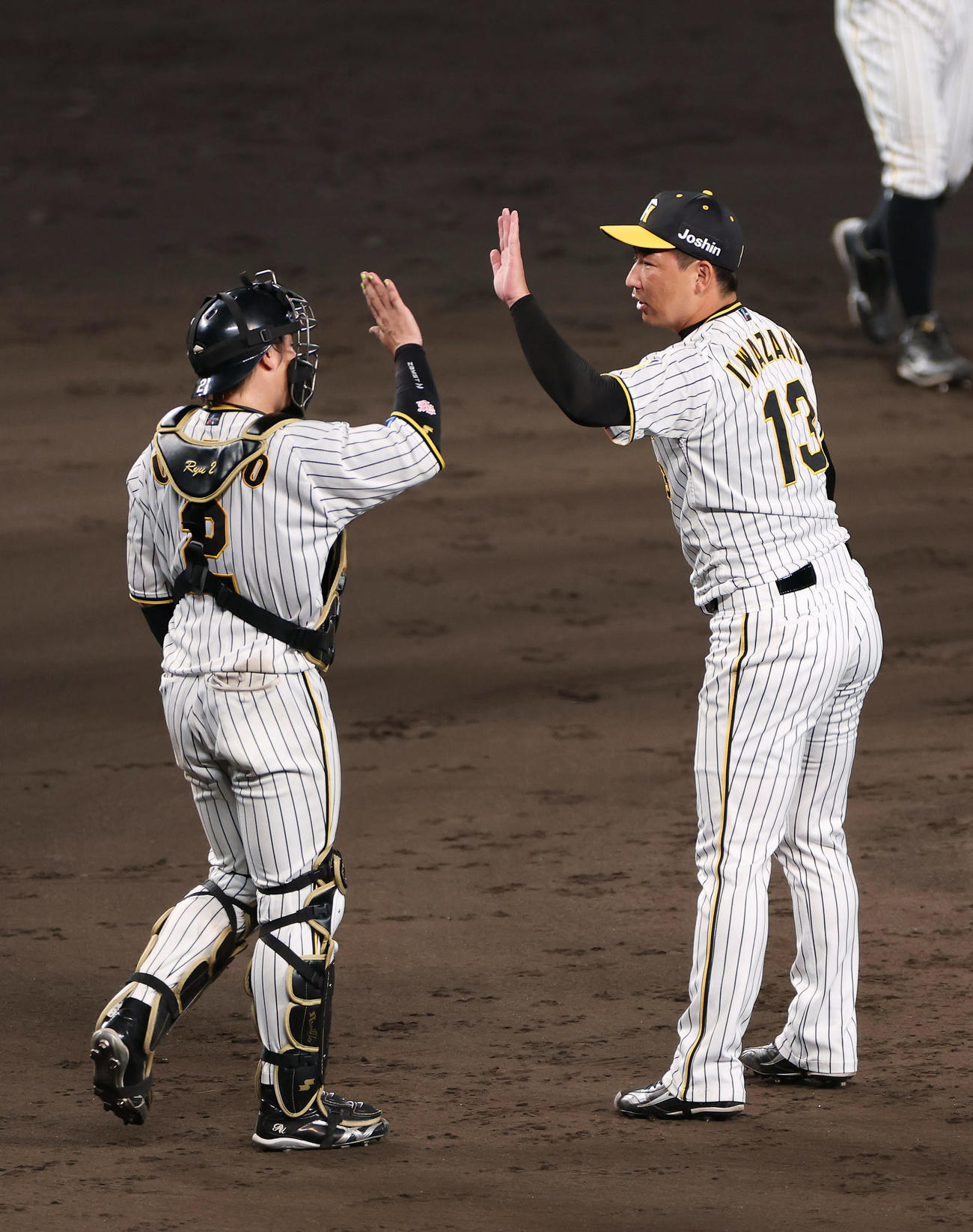 阪神対広島　広島に勝利しタッチを交わす梅野（左）と岩崎（撮影・前田充）