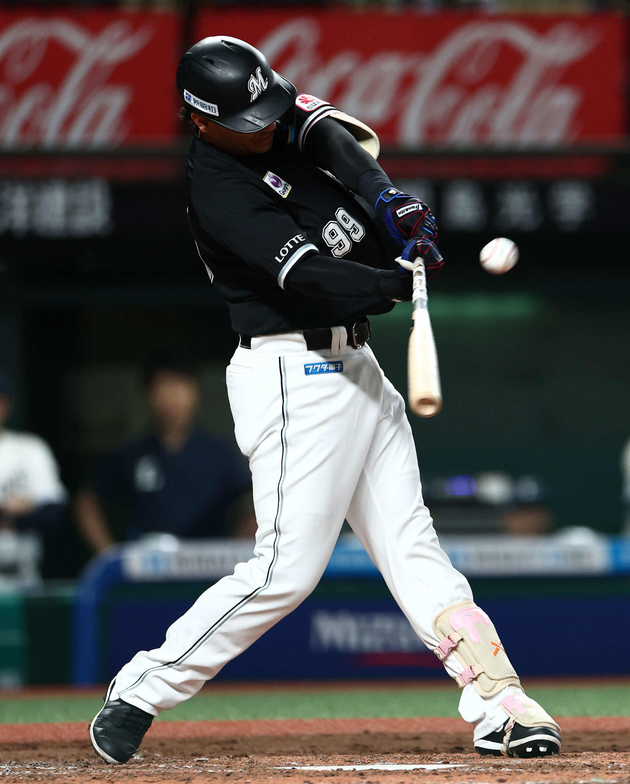 西武対ロッテ　3回表ロッテ2死二塁、右越え2点本塁打を放つソト（撮影・河田真司）