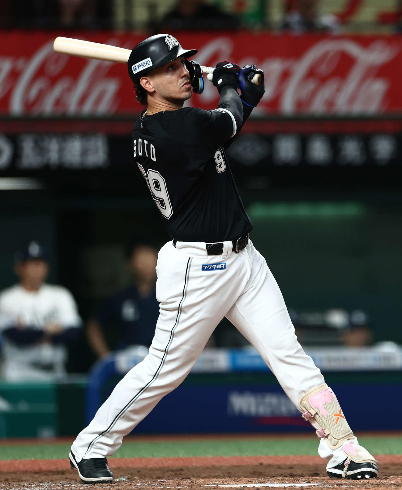 西武対ロッテ　3回表ロッテ2死二塁、右越え2点本塁打を放つソト（撮影・河田真司）