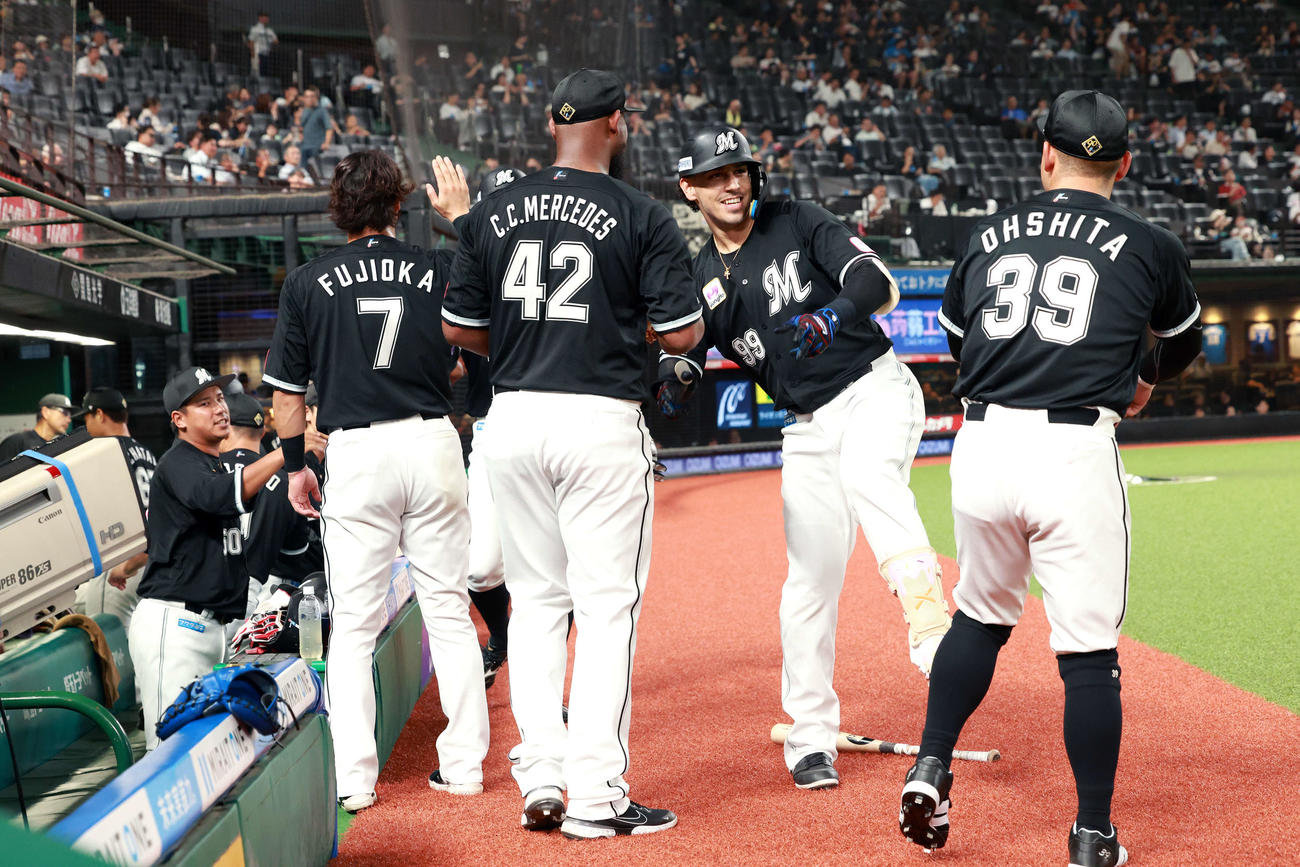 西武対ロッテ　3回表ロッテ2死二塁、右越え2点本塁打で生還し、チームメートに迎えられるネフタリ・ソト（右から2人目）（撮影・河田真司）