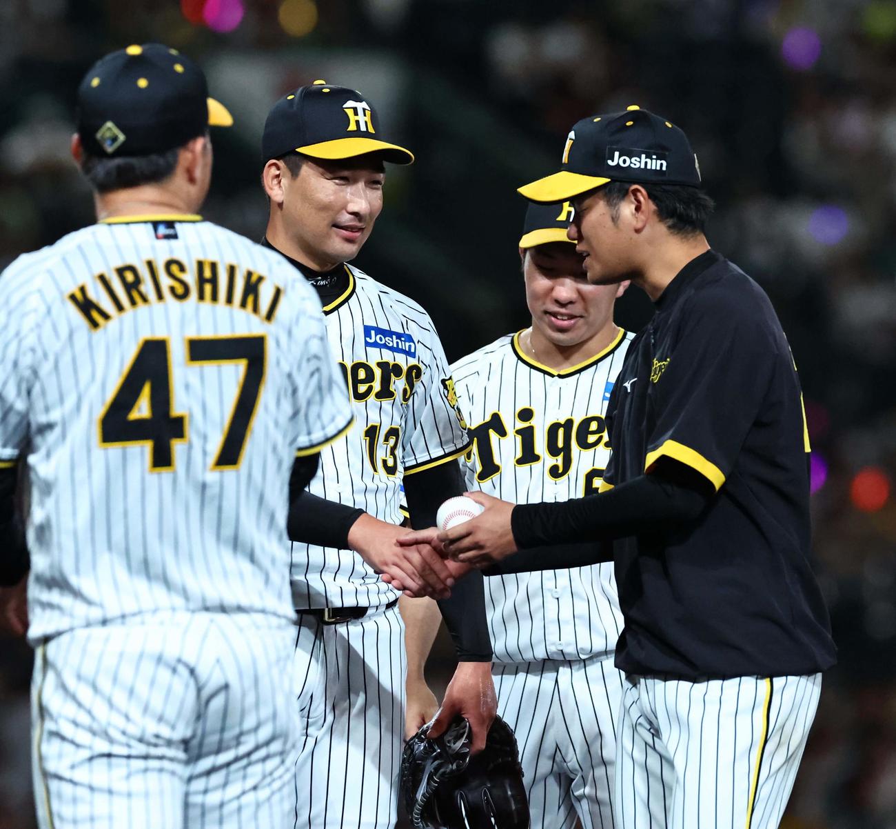 阪神対広島　4勝目を上げた高橋（右）を祝福する左から3番手桐敷、抑えの岩崎、2番手の石井（撮影・上田博志）