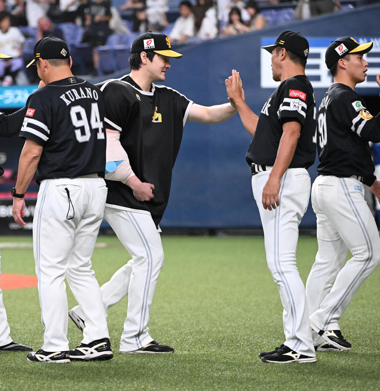 オリックス対ソフトバンク　勝利投手となり小久保監督ととタッチするソフトバンク有原（撮影・和賀正仁）