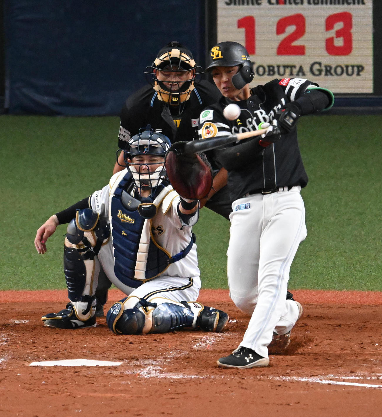 オリックス対ソフトバンク　3回表ソフトバンク1死二塁、今宮は左前適時打を放つ（撮影・前岡正明）
